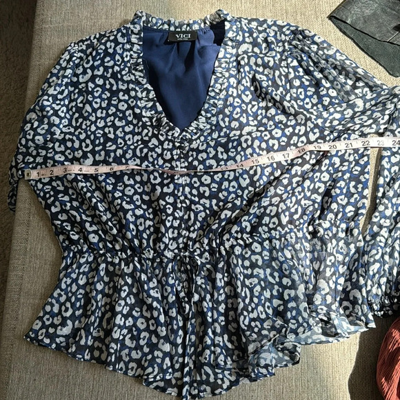 VICI Blue leopard drawstring waist along sleeve v neck with button TOP size XL - Picture 8 of 12